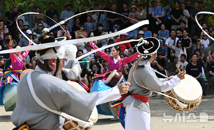 [용인=뉴시스] 김종택 기자 = 추석 연휴 마지막날인 18일 경기도 용인시 한국민속촌을 찾은 시민들이 전통공연을 관람하고 있다. 2024.09.18. jtk@newsis.com