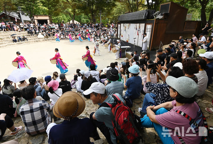 [용인=뉴시스] 김종택 기자 = 추석 연휴 마지막날인 18일 경기도 용인시 한국민속촌을 찾은 시민들이 전통공연을 관람하고 있다. 2024.09.18. jtk@newsis.com