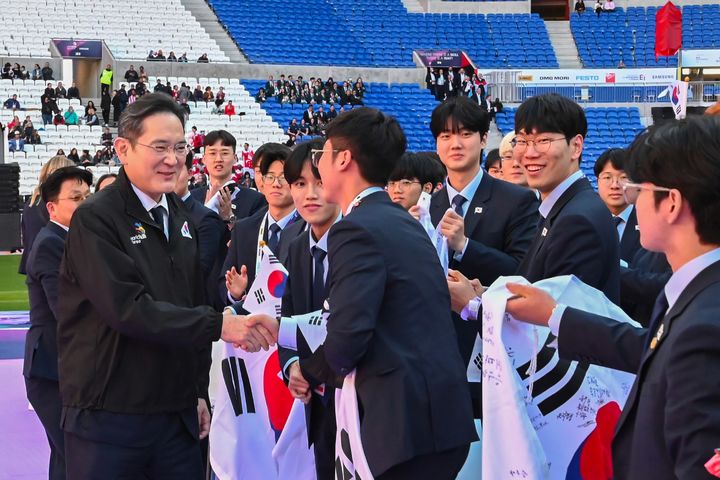 [서울=뉴시스] 조수정 기자 = 이재용 삼성전자 회장이 15일(현지시각) 프랑스 리옹 그루파마스타디움에서 열린 국제기능올림픽 폐회식에 참석, 국가대표 선수단을 격려하고 있다. (사진=삼성전자 제공) 2024.09.18. photo@newsis.com *재판매 및 DB 금지