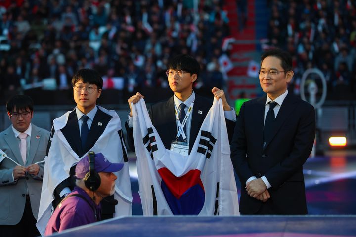 [서울=뉴시스] 조수정 기자 = 이재용 삼성전자 회장이 15일(현지시각) 프랑스 리옹 소재 그루파마스타디움에서 열린 국제기능올림픽 폐회식에 참석, 메달 시상을 준비하고 있다.  (사진=삼성전자 제공) 2024.09.18. photo@newsis.com *재판매 및 DB 금지