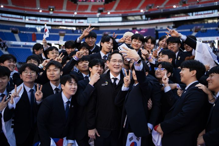 [서울=뉴시스] 조수정 기자 = 이재용 삼성전자 회장이 15일(현지시각) 프랑스 리옹 그루파마스타디움에서 열린 국제기능올림픽 폐회식에 참석, 국가대표 선수단과 셀피를 촬영하고 있다. (사진=삼성전자 제공) 2024.09.18. photo@newsis.com *재판매 및 DB 금지