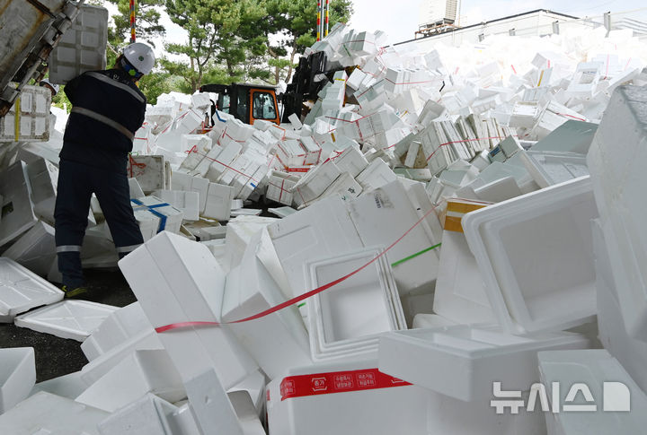 [용인=뉴시스] 김종택 기자 = 18일 경기도 용인시 처인구 이동읍 공공재활용센터에서 관계자들이 추석연휴기간에 배출된 스티로폼을 처리하고 있다. 2024.09.18. jtk@newsis.com