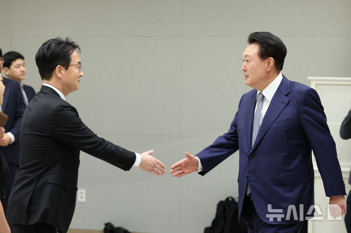 [서울=뉴시스] 최진석 기자 = 윤석열 대통령이 18일 서울 용산 대통령실 청사에서 열린 검찰총장 임명장 수여식에 입장하며 심우정 신임 검찰총장과 악수하고 있다. (대통령실통신사진기자단) 2024.09.18. myjs@newsis.com