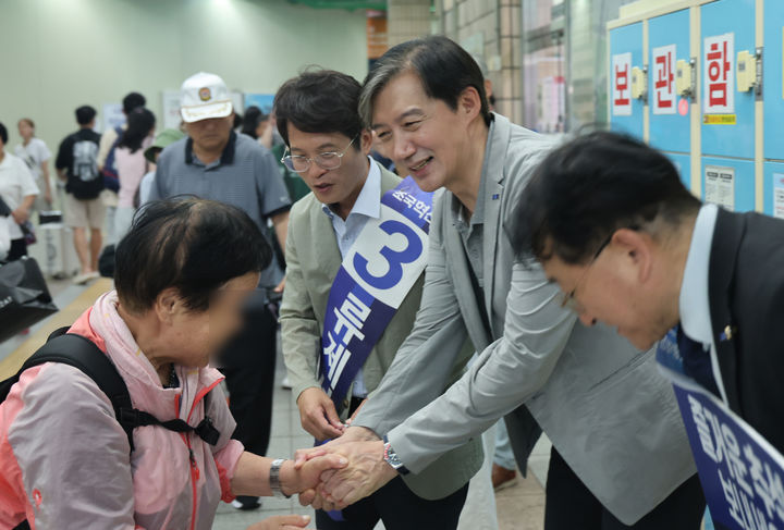 [서울=뉴시스] 고승민 기자 = 조국 조국혁신당 대표와 류제성 부산 금정구청장 보궐선거 후보가 18일 부산종합버스터미널을 찾아 귀성인사를 하고 있다. (사진=조국혁신당 제공) 2024.09.18. photo@newsis.com *재판매 및 DB 금지