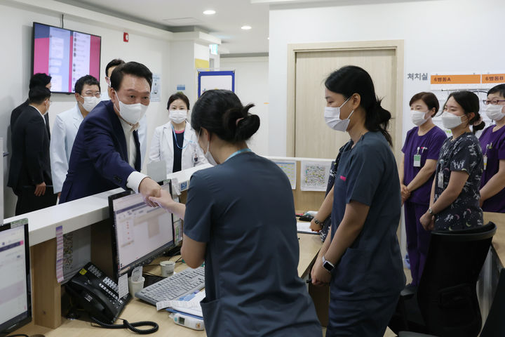 [서울=뉴시스] 최진석 기자 = 윤석열 대통령이 추석 연휴 마지막 날인 18일 서울 성북구 성북 우리아이들병원을 찾아 간호사들을 격려하고 있다. (사진=대통령실 제공) 2024.09.18. photo@newsis.com *재판매 및 DB 금지