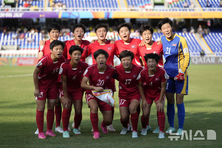 [칼리=AP/뉴시스] 북한 선수들이 18일(현지시각) 콜롬비아 칼리의 파스쿠알 게레로 경기장에서 열린 국제축구연맹(FIFA) 20세 이하(U20) 여자 월드컵 준결승 미국과 경기를 앞두고 필승을 다짐하고 있다. 북한이 전반 22분 터진 최일선의 선제골에 힘입어 미국을 1-0으로 꺾고 결승에 올라 일본-네덜란드 승자와 우승을 다툰다. 2024.09.19.