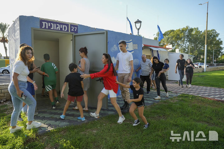 [나하리야=AP/뉴시스] 지난 19일(현지시각) 이스라엘 북부 나하리야에서 주민들이 공습경보가 울리자 방공호로 대피하고 있다. 2024.09.24.