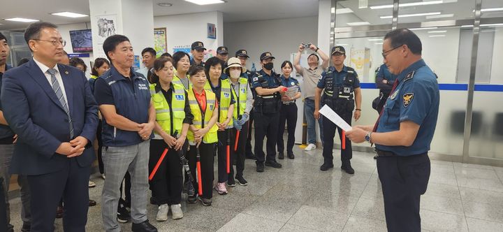 세종남부경찰서 길기정 보람지구대장이 지난 12일 만관경 합동 순찰에 앞서 관내 범죄 취약지 등에 대한 공동체 치안을 통한 대책을 브리핑하고 있다.(사진=세종경찰청 제공) *재판매 및 DB 금지