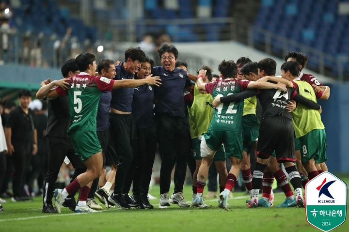 [서울=뉴시스]K리그1 대전 황선홍 감독과 선수단이 기뻐하고 있다. (사진=프로축구연맹 제공)