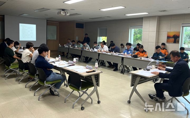 [포항=뉴시스] 경북 포항시가 안전한 가을 축제를 위해 선제적으로 행정력을 집중하기로 했다. 사진은 지난 13일 포항시 드림스타트 회의실에서 포항 운하 축제, 부조장터 문화 축제 등 가을 축제 안전관리실무위원회를 여는 모습. (사진=포항시 제공) 2024.09.19. photo@newsis.com