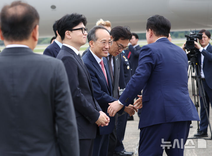 [성남=뉴시스] 조수정 기자 = 체코를 공식 방문하는 윤석열 대통령이 19일 성남 서울공항에 도착해 환송 나온 국민의힘 한동훈 대표, 추경호 원내대표와 인사하고 있다. 2024.09.19. chocrystal@newsis.com