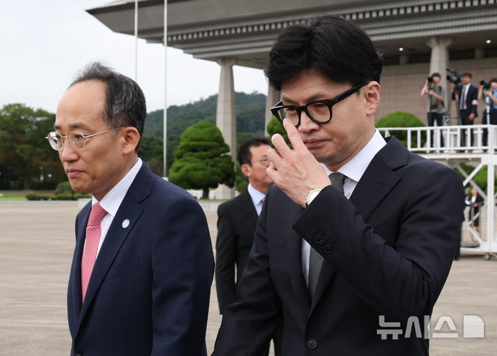 [성남=뉴시스] 조수정 기자 = 국민의힘 한동훈 대표, 추경호 원내대표가 19일 성남 서울공항에서 체코를 공식 방문하는 윤석열 대통령을 환송하기 위해 이동하고 있다. 2024.09.19. chocrystal@newsis.com