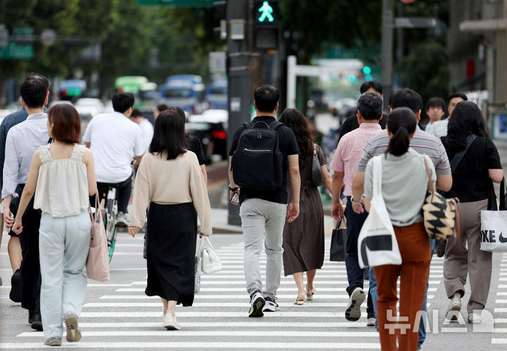 [서울=뉴시스] 김진아 기자 = 추석 연휴가 끝난 지난 19일 오전 서울 종로구 광화문네거리에서 시민들이 발걸음을 옮기고 있다. 2024.09.19. bluesoda@newsis.com