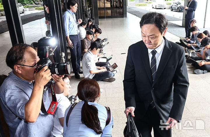 [서울=뉴시스] 김근수 기자 = 류광진 티몬 대표가 19일 오전 서울 서초구 서울중앙지방검찰청에서 사기 혐의 피의자 신분으로 조사를 받기 위해 출석하고 있다. 2024.09.19. ks@newsis.com