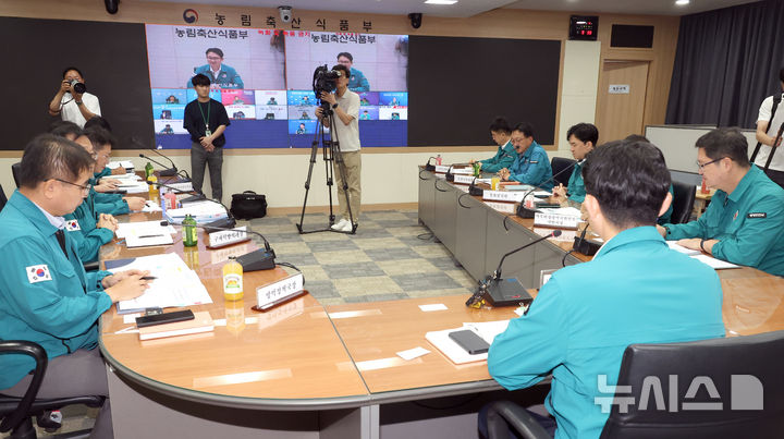 [세종=뉴시스] 강종민 기자 = 김종구 농림축산식품부 농업혁신정책실장이 19일 세종시 정부세종청사 농식품부 재난상황실에서 경기 여주 한우농장 럼피스킨 발병 상황 및 방역대책 추진상황을 점검하고 있다. 2024.09.19. ppkjm@newsis.com