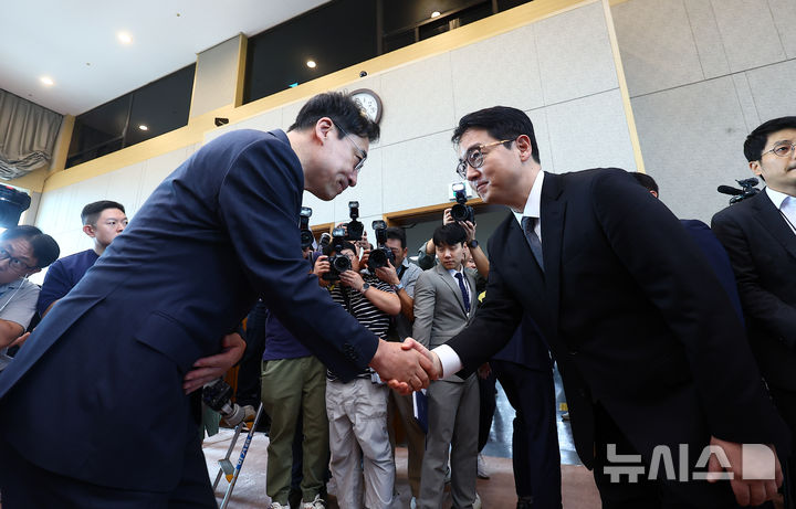 [서울=뉴시스] 김근수 기자 = 심우정 신임 검찰총장이 19일 오전 서울 서초구 대검찰청에서 열린 제46대 검찰총장 취임식을 마치고 직원들과 인사를 나누고 있다. 2024.09.19. ks@newsis.com