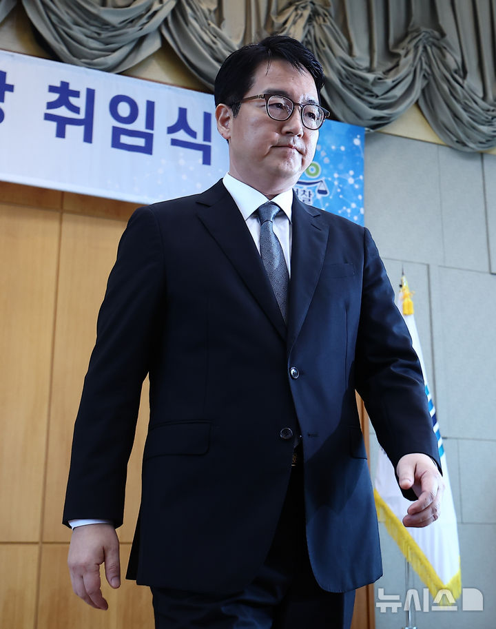 [서울=뉴시스] 김근수 기자 = 심우정 신임 검찰총장이 19일 오전 서울 서초구 대검찰청에서 열린 제46대 검찰총장 취임식에서 취임사를 마치고 자리로 이동하고 있다. 2024.09.19. ks@newsis.com