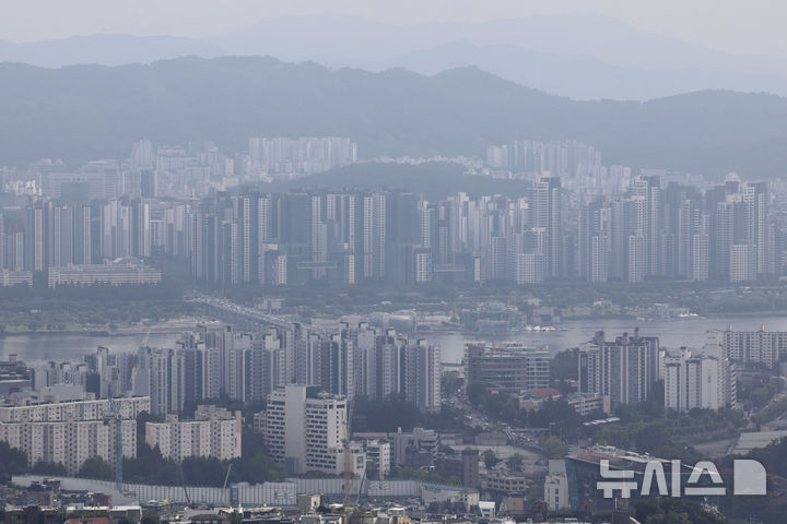 [서울=뉴시스] 최동준 기자 = 한국부동산원이 발표한 8월 전국 주택가격동향 조사에 따르면 서울 아파트값 상승 폭이 전달보다 커지면서 2018년 9월 이후 최고 상승률을 기록했다. 사진은 19일 서울 남산공원에서 바라본 서울 시내 아파트 단지 모습. 2024.09.19. photocdj@newsis.com