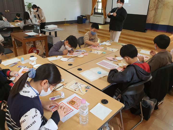 [서울=뉴시스] 중명전 강당에서 비밀보고서의 숨겨진 황제 어새 찾고, 숨기는 과학실험을 하는 어린이들 (사진=국가유산청 제공) 2024.09.20. photo@newsis.com *재판매 및 DB 금지