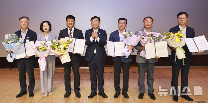 [전주=뉴시스] 김관영 전북특별도지사가 20일 열린 ‘9월 소통의 날’ 행사에서 2024년 3분기 ’혁신도정상‘ 시상을 하고 있다. 2024.09.20  *재판매 및 DB 금지