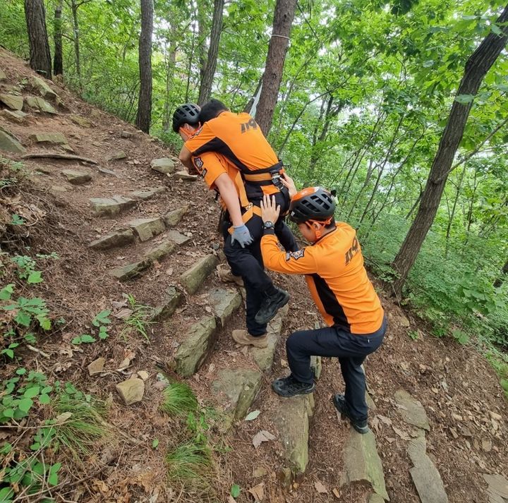 [강릉=뉴시스] 강릉소방서 구조대원들이 산악사고를 대비해 훈련을 실시하고 있다. (사진=강릉소방서 제공) *재판매 및 DB 금지