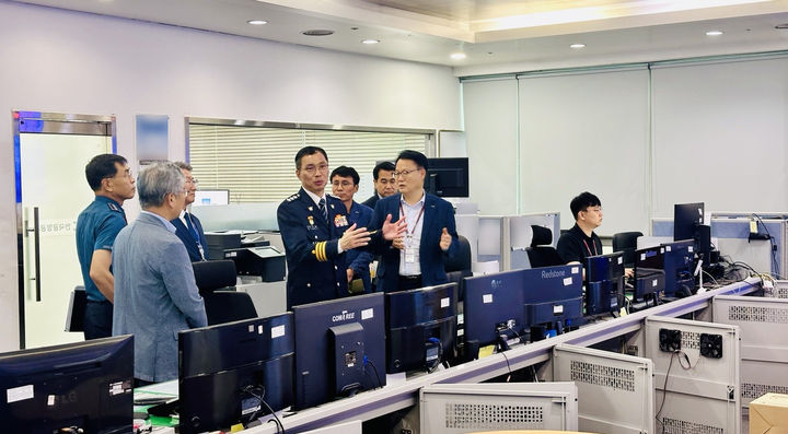 [부산=뉴시스] 김수환 부산경찰청장이 부산지역 국가주요시설을 방문해 직접 점검한다. 김 청장은 20일 김해공항을 방문해 드론 활동과 관련한 사항을 논의했다. (사진=부산경찰청 제공) 2024.09.20. photo@newsis.com *재판매 및 DB 금지