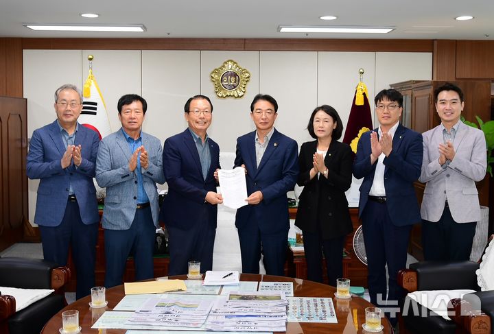 [창원=뉴시스]경남도의회 최학범(오른쪽서 네 번째) 의장이 20일 의장실에서 경남 농축협 조합장들과 간담회를 마친 후 기념촬영하고 있다.(사진=경남도의회 제공) 2024.09.20. photo@newsis.com