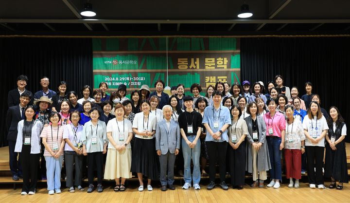 야외 글쓰기 창작 워크샵 문학캠프 진행 모습.(사진=동서식품 제공) *재판매 및 DB 금지