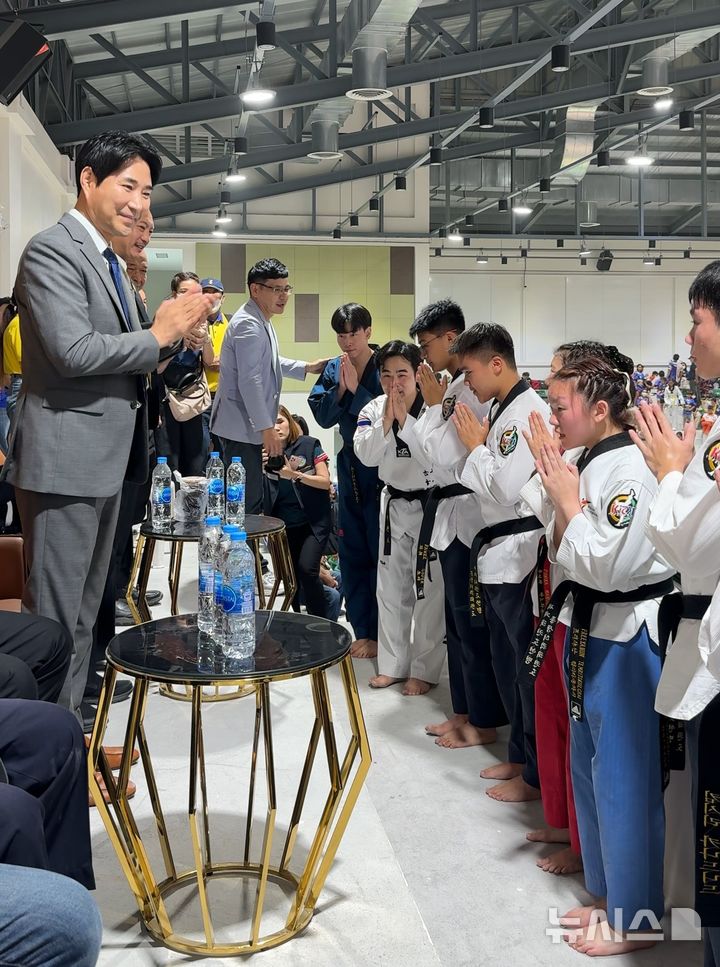 [수원=뉴시스] 최영석 감독이(사진 왼쪽)이 대회 수상자들에게 시상하는 모습 (사진 = (주)깡푸드 제공) 2024.09.20. photo@newsis.com 