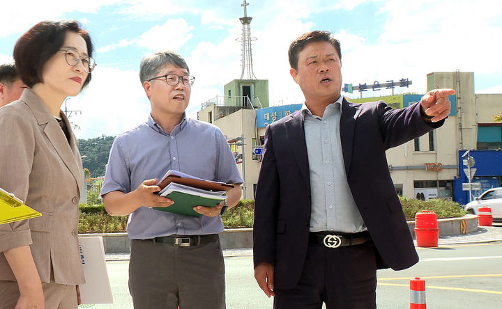 지난 19일 추석 직후부터 관내 주요사업 현장점검에 나선 이학수 정읍시장(오른쪽)이 '연지동 서초오거리 개선공사' 현장에서 설치 중인 교통시설물에 대한 의견을 제시하고 있다. *재판매 및 DB 금지