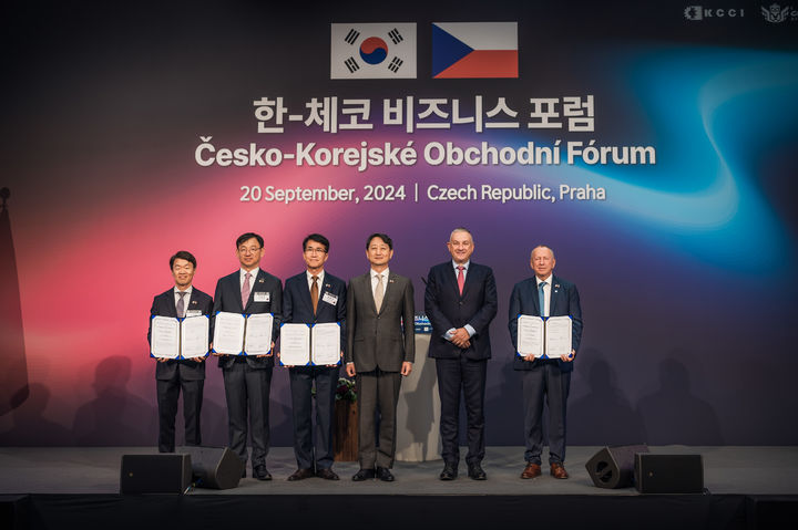 [서울=뉴시스] 20일(현지시각) 체코 프라하에서 열린 현대자동차, 오스트라바공과대학, 한국자동차연구원, 한국산업기술평가원의 '미래 모빌리티 기술 협업' 업무협약(MOU) 체결식에 참석한 한국자동차연구원 나승식 원장(왼쪽부터), 한국산업기술평가원 전윤종 원장, 현대차 전략기획실 김동욱 부사장, 산업통상자원부 안덕근 장관, 체코 산업통상부 요제프 시켈라 장관, 체코 오스트라바 공대 바츨라프 스나셀 총장이 기념촬영을 하고 있다. (사진=대한상공회의소 제공) 2024.09.20 photo@newsis.com  *재판매 및 DB 금지