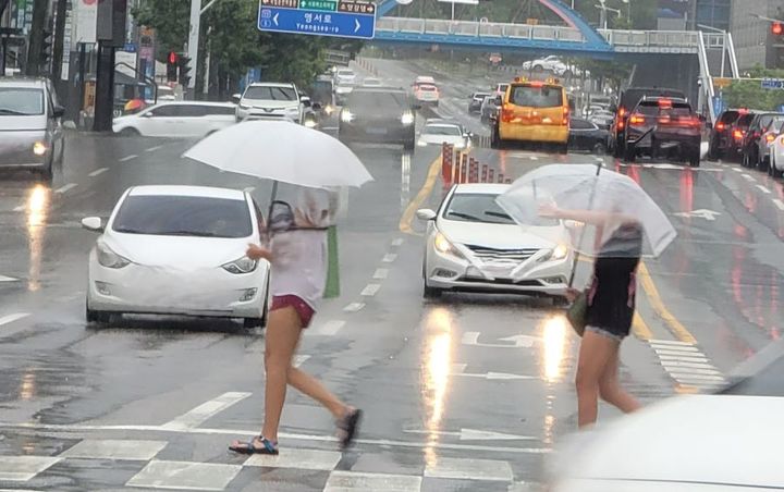 [춘천=뉴시스] 20일 강원특별자치도 재난안전대책본부는 이날 오후 3시 속초, 고성, 양양과 강원북부산지에 호우경보를 발령하고, 이어 이날 오후 7시 철원과 화천지역에도 호우경보를 발령했다고 밝혔다. 강원특별자치도 제공 *재판매 및 DB 금지