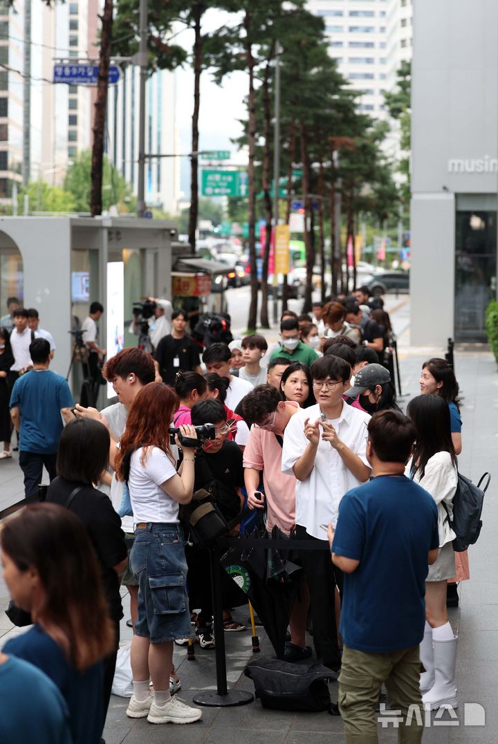 [서울=뉴시스] 김선웅 기자 = 20일 서울 중구 명동 애플스토어에서 고객들이 애플 신제품 아이폰16 시리즈를 구매하기 위해 줄을 서고 있다. 2024.09.20. mangusta@newsis.com