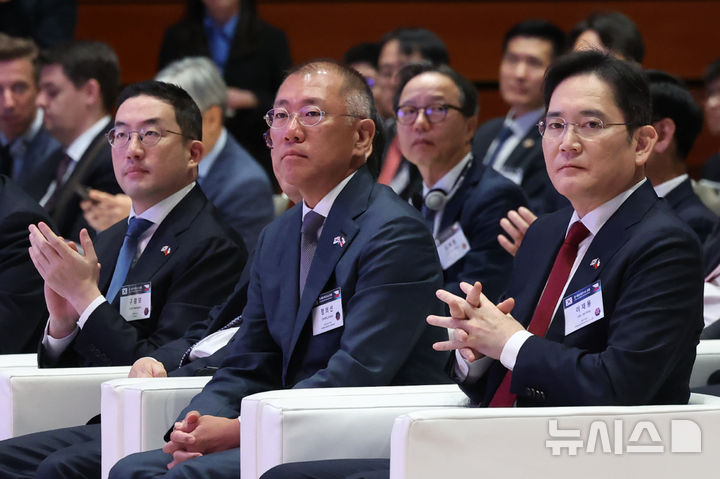 [프라하=뉴시스] 조수정 기자 = 이재용(오른쪽부터) 삼성전자 회장과 정의선 현대자동차그룹 회장, 구광모 회장이 20일(현지시각) 프라하 한 호텔에서 열린 한-체코 비즈니스포럼에 참석해 있다. 2024.09.20. chocrystal@newsis.com