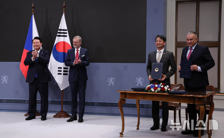 (Prague=Newsis) Reporter Cho Soo-jung = On the 20th (local time), Minister of Trade, Industry and Energy Ahn Deok-geun and Minister of Industry and Trade Josef Sikela of the Czech Republic held a signing ceremony for a total of four agreements, including the Trade and Investment Facilitation Framework (TIPF), at the Czech Government Building in Prague, in the presence of President Yoon Seok-yeol and Czech Prime Minister Petr Piala, who are on an official visit to the Czech Republic. 2024.09.20. chocrystal@newsis.com