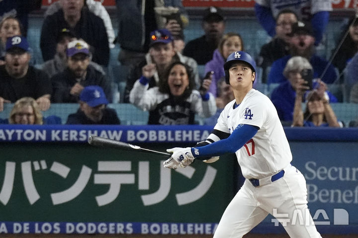 [로스앤젤레스=AP/뉴시스] 오타니 쇼헤이(LA 다저스)가 21일(한국시각) 열린 2024 메이저리그 콜로라도 로키스전에서 시즌 52호 홈런을 쳤다. 2024.09.21.