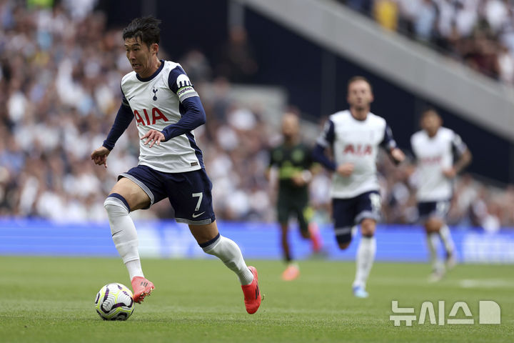 (London=AP/Newsis) Tottenham Hotspur's Son Heung-min drives the ball during the 2024-25 season Premier League (EPL) 5th round match against Brentford held at Tottenham Hotspur Stadium in London, England on the 21st (local time). Son Heung-min recorded multiple assists and led the team to a 3-1 comeback victory, and was selected as the MOM. 2024.09.22. 