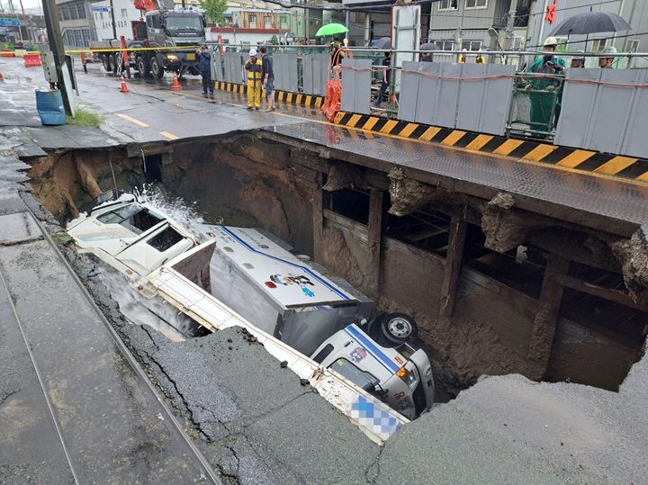 [부산=뉴시스] 권태완 기자 = 21일 오전 부산 도시철도 사상~하단선 공사 구간에서 가로 10m·세로 5m, 깊이 8m 규모의 땅꺼짐이 발생해 차량 두 대가 빠졌다. (사진=부산소방재난본부 제공) 2024.09.21. photo@newsis.com *재판매 및 DB 금지