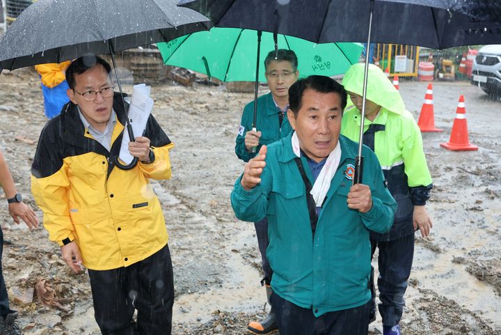 [양산=뉴시스] 안지율 기자 = 나동연(오른쪽) 경남 양산시장이 21일 양산시 전역에 호우경보가 발효되자 재해취약지인 석계일반산업단지을 방문해 긴급 재해취약지 현장점검을 하고 있다. (사진=양산시 제공) 2024.09.21. photo@newsis.com *재판매 및 DB 금지