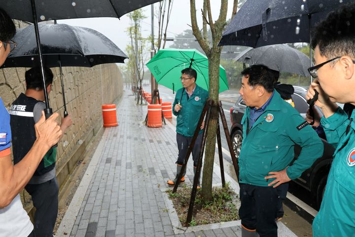 [양산=뉴시스] 안지율 기자 = 나동연(오른쪽) 경남 양산시장이 21일 양산시 전역에 호우경보가 발효되자 재해취약지인 석계일반산업단지을 방문해 긴급 재해취약지 현장점검을 하고 있다. (사진=양산시 제공) 2024.09.21. photo@newsis.com *재판매 및 DB 금지