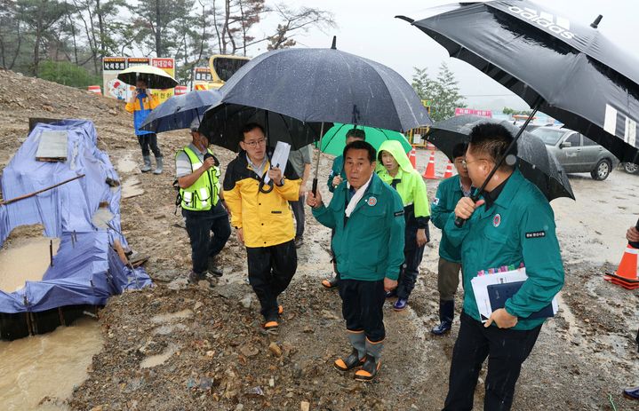 [양산=뉴시스] 안지율 기자 = 나동연(오른쪽 두 번째) 경남 양산시장이 21일 양산시 전역에 호우경보가 발효되자 재해취약지인 석계일반산업단지을 방문해 긴급 재해취약지 현장점검을 하고 있다. (사진=양산시 제공) 2024.09.21. photo@newsis.com *재판매 및 DB 금지