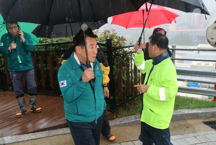 [양산=뉴시스] 안지율 기자 = 나동연 경남 양산시장이 21일 양산시 전역에 호우경보가 발효되자 재해취약지인 물금읍 소재 모 공동주택단지를 방문해 현장점검을 하고 있다. (사진=양산시 제공) 2024.09.21. photo@newsis.com *재판매 및 DB 금지