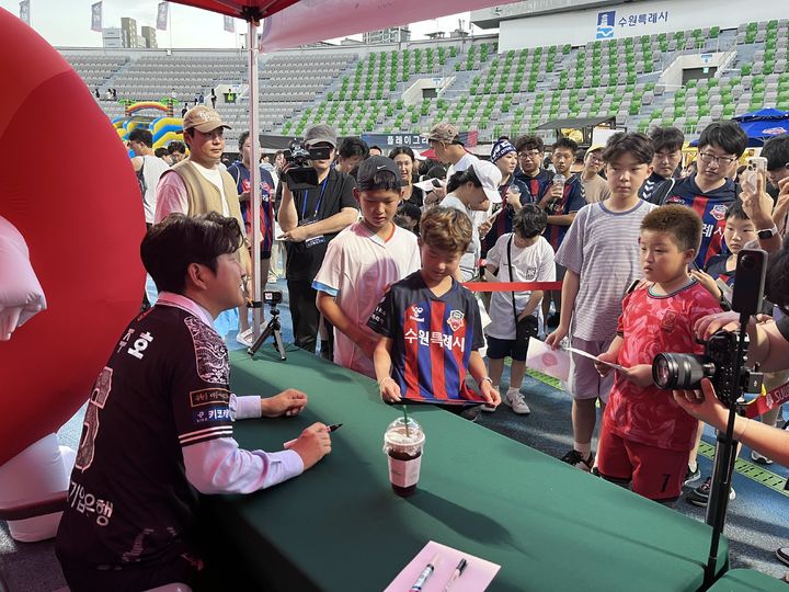 [서울=뉴시스] 'K리그 생명나눔 홍보대사' 박주호. (사진=한국프로축구연맹 제공) *재판매 및 DB 금지