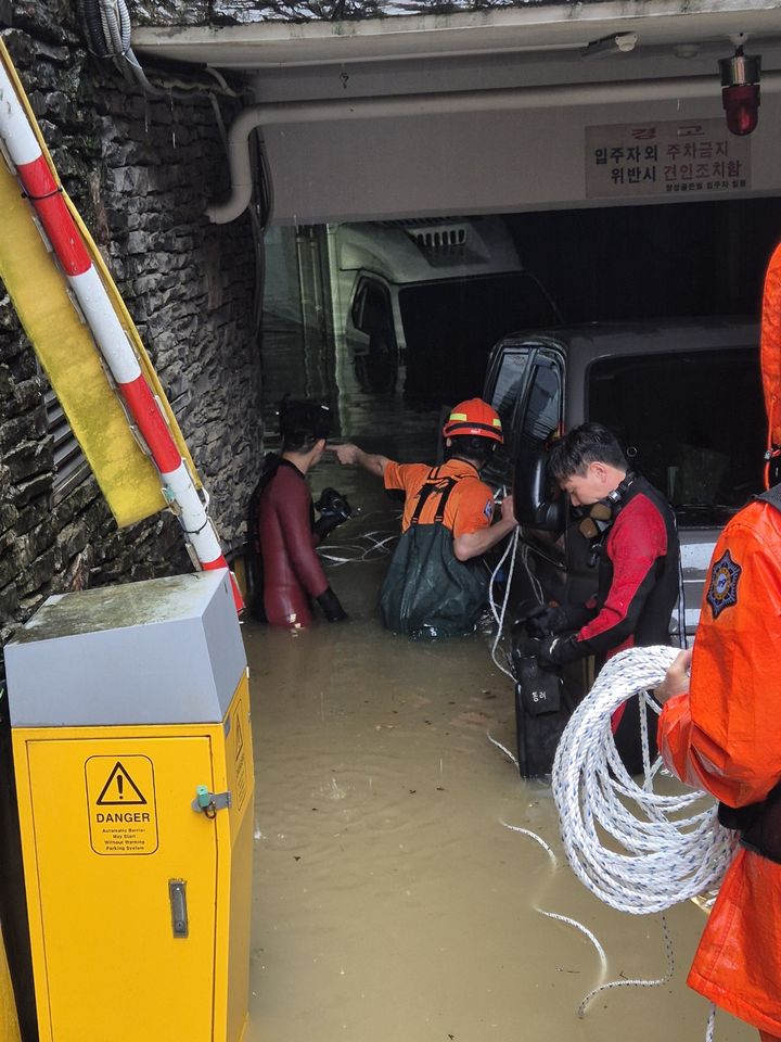 [부산=뉴시스] 권태완 기자 = 21일 오전 9시21분께 호우경보가 발효된 부산 연제구의 한 아파트 지하주차장이 집중호우로 물에 잠겼다. (사진=부산소방재난본부 제공) 2024.09.21. photo@newsis.com *재판매 및 DB 금지