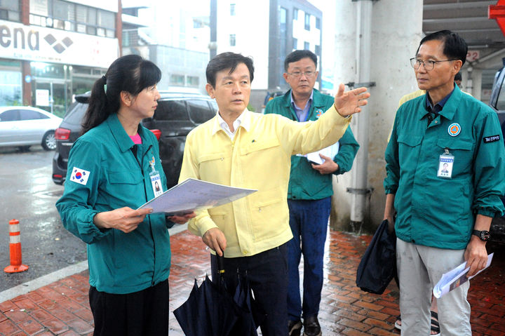 [진주=뉴시스] 조규일 진주시장, 21일 호우대응 간부회의 및 집중호우 대처 위한 재해위험지구 긴급 현장 점검. *재판매 및 DB 금지