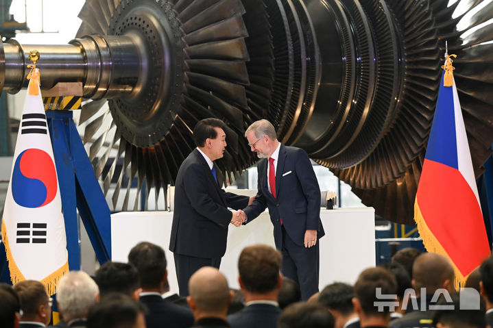 (Plzen=Newsis) Reporter Cho Su-jeong = President Yoon Seok-yeol shakes hands with Czech Prime Minister Petro Piala after giving a congratulatory speech at the nuclear power plant full-cycle cooperation agreement ceremony held at the Doosan Skoda Power plant in the Plzen Industrial Complex in the Czech Republic on the 20th (local time). (Joint reporting) 2024.09.21. chocrystal@newsis.com