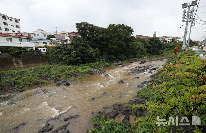 [제주=뉴시스] 우장호 기자 = 제주도 산지를 중심으로 폭우가 쏟아지고 있는 21일 오전 제주시 용담동 한천 복개구조물 인근 골짜기로 빗물이 흘러가고 있다. 2024.09.21. woo1223@newsis.com