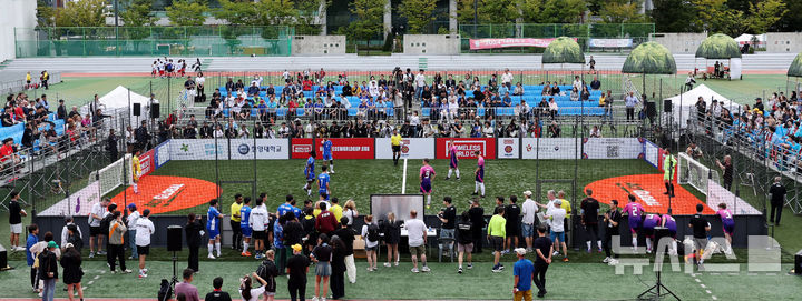 [서울=뉴시스] 추상철 기자 = 21일 오후 서울 성동구 한양대학교에서 열린 '서울 2024 홈리스월드컵'에서 팀코리아와 독일의 경기가 펼쳐지고 있다. 2024.09.21. scchoo@newsis.com