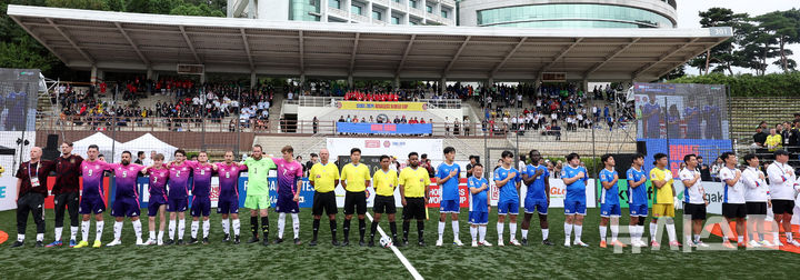 [서울=뉴시스] 추상철 기자 = 21일 오후 서울 성동구 한양대학교에서 열린 '서울 2024 홈리스월드컵'에서 팀코리아와 독일 선수들이 경기 준비를 하고 있다. 2024.09.21. scchoo@newsis.com