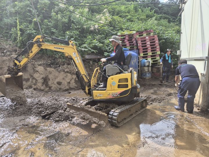 [안동=뉴시스] 추석 연휴 기간 울릉에서 복구활동을 벌이고 있는 경북안전기동대. (사진=경북도 제공) 2024.09.22. photo@newsis.com *재판매 및 DB 금지